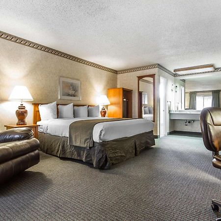 Quality Inn & Suites Silicon Valley Санта Клара Экстерьер фото